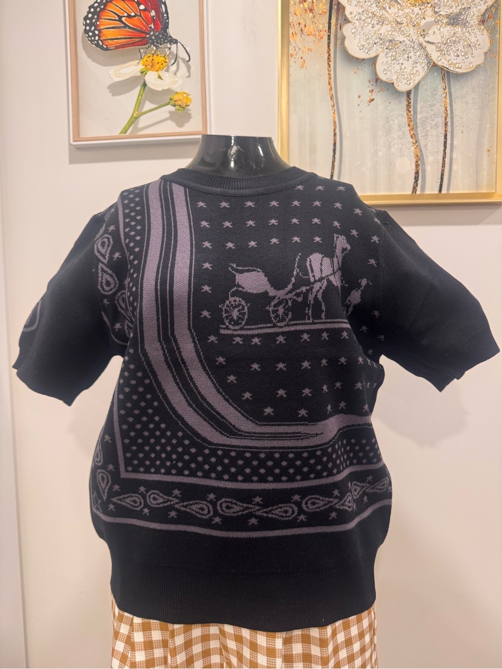 NEW KNITTED Short-Sleeve Black Crewneck Sweater with Gray Carriage Motif